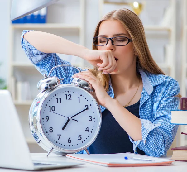 Jonge tiener vrouwelijke student voorbereiding voor examens thuis — Stockfoto