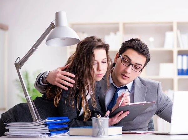 Seksuele intimidatie concept met man en vrouw in het kantoor — Stockfoto