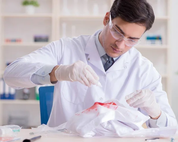 Criminólogo experto trabajando en el laboratorio para obtener evidencia —  Fotos de Stock