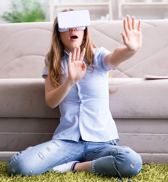 Chica joven jugando juegos de realidad virtual — Foto de Stock