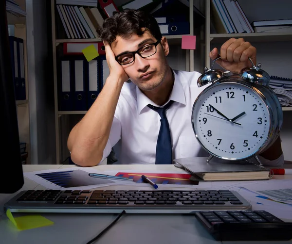 Homme d'affaires travaillant tard dans les heures de bureau — Photo