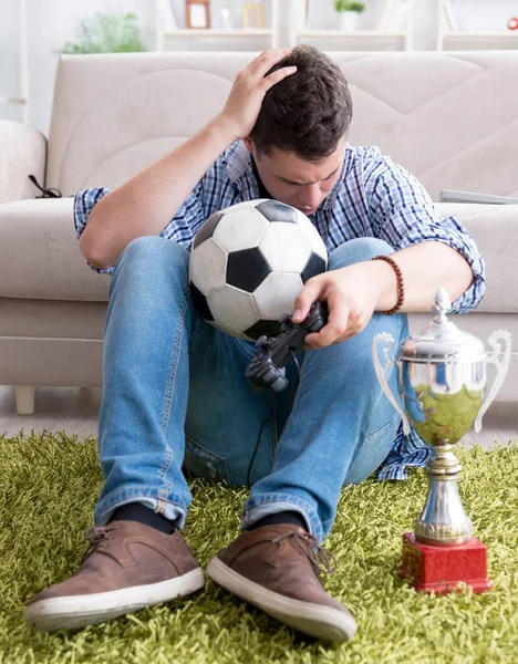 Hombre joven jugando juegos de ordenador en casa —  Fotos de Stock