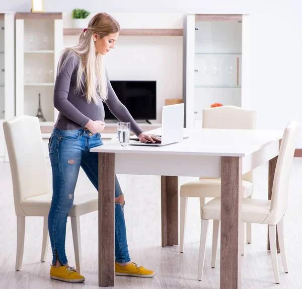 Schwangere zu Hause bereitet sich auf die Geburt vor — Stockfoto