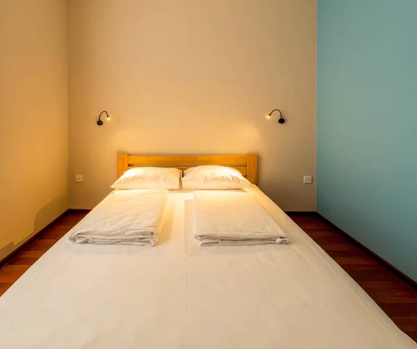 La cama doble en el hotel — Foto de Stock