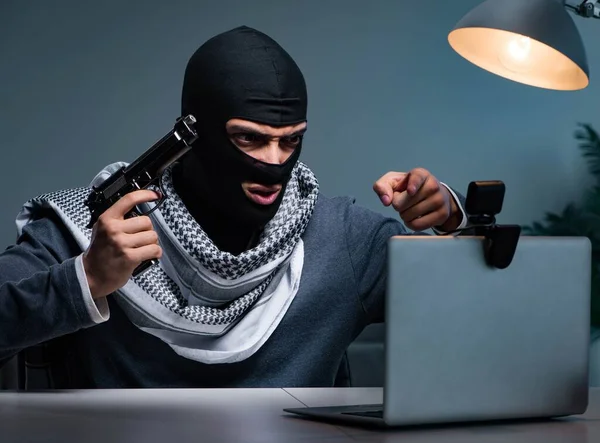 Terrorista betörő fegyverrel a számítógépnél. — Stock Fotó
