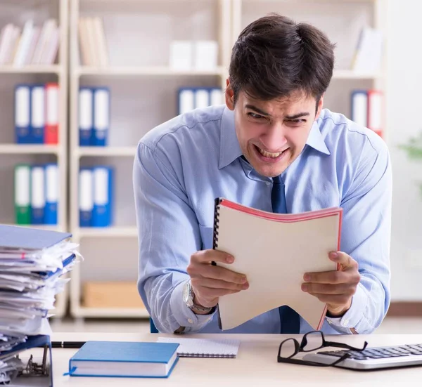 Empresário cansado com demasiada papelada — Fotografia de Stock