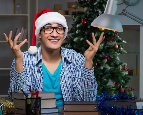 Jovem trabalhando em casa no dia de Natal — Fotografia de Stock