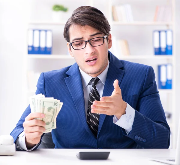 Empresário recebendo seu salário e bônus — Fotografia de Stock