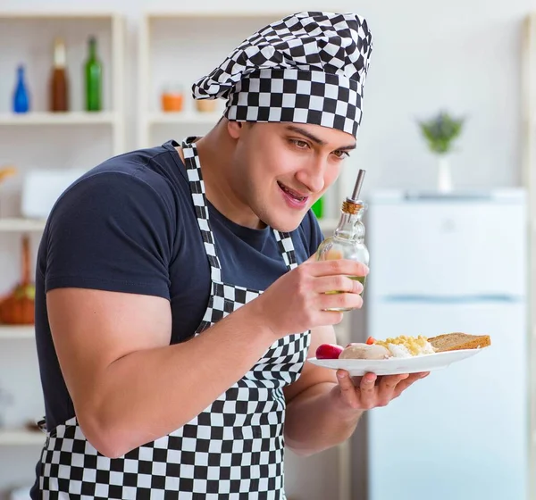 Szef kuchni gotowanie obiad śniadanie w kuchni — Zdjęcie stockowe