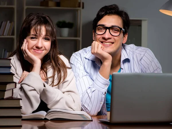 Due studenti che studiano fino a tardi per gli esami — Foto Stock