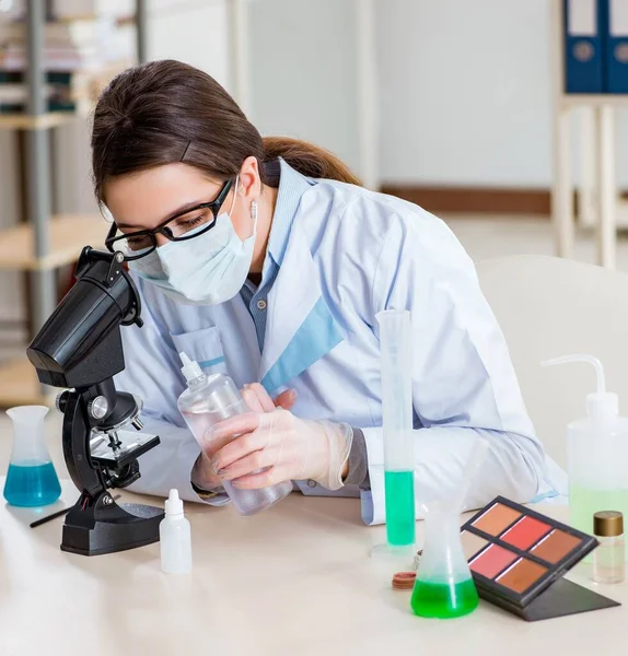 Laboratoriekemist kontrollerar skönhet och sminkprodukter — Stockfoto