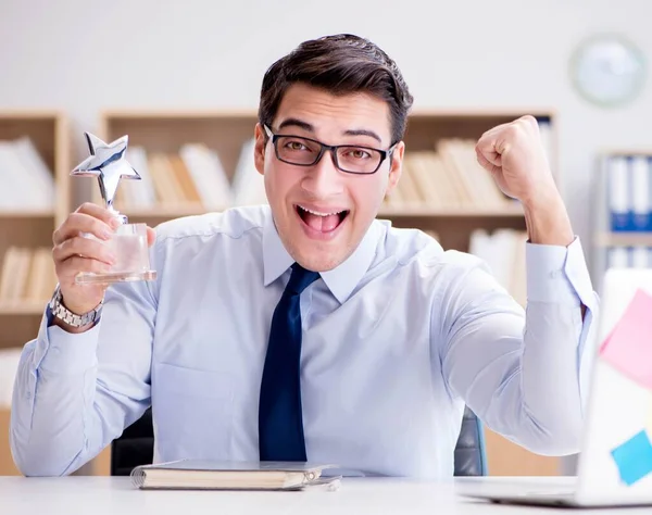 Empresário que trabalha no escritório — Fotografia de Stock