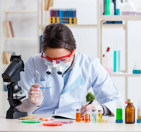 Asistente de laboratorio en concepto de síntesis de fármacos — Foto de Stock