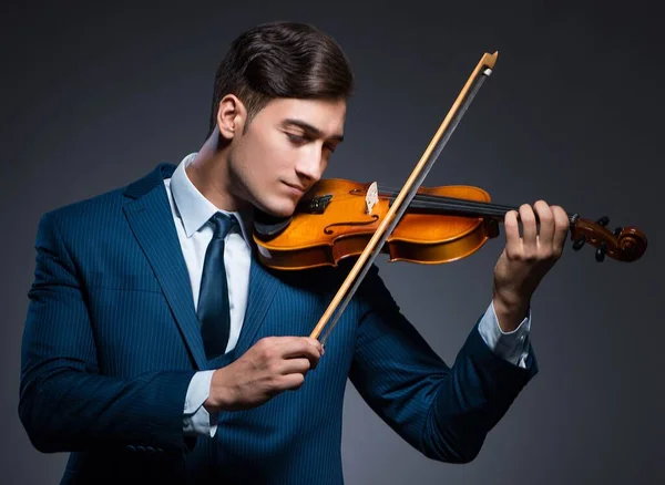 Jeune homme jouant du violon dans la chambre noire — Photo