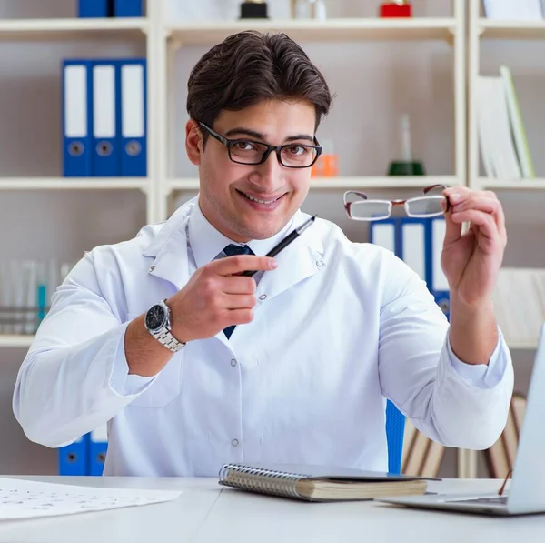 Médico óptico prescripción celebración gafas ópticas — Foto de Stock