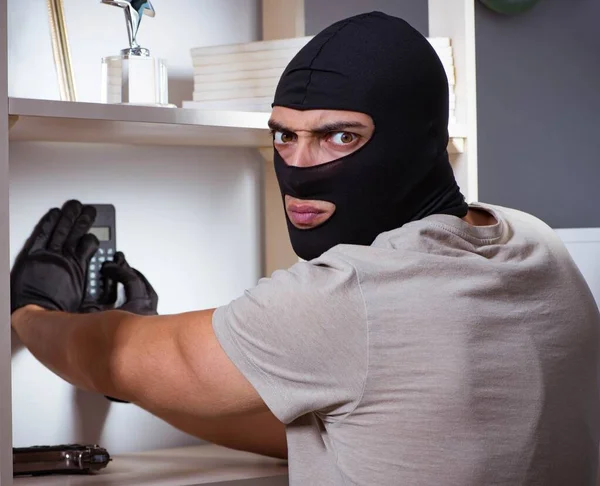 犯罪现场身穿巴拉克拉瓦面罩的窃贼 — 图库照片