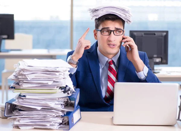 Businessman talking on the phone in the office — Stock Photo, Image