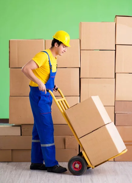Homme entrepreneur travaillant avec des boîtes de livraison — Photo