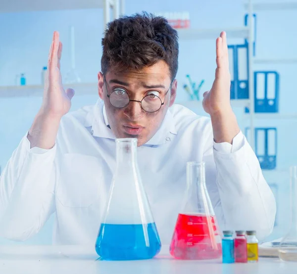 Laboratuvarda çalışan çılgın bir kimyager.