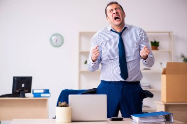 Ofiste çalışan bir işadamı.