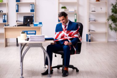 Ofiste çalışan bağlanmış bir erkek işçi.