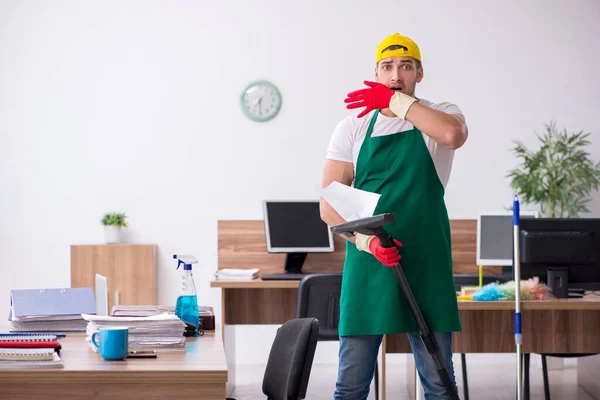 Giovane appaltatore maschile pulizia dell'ufficio — Foto Stock