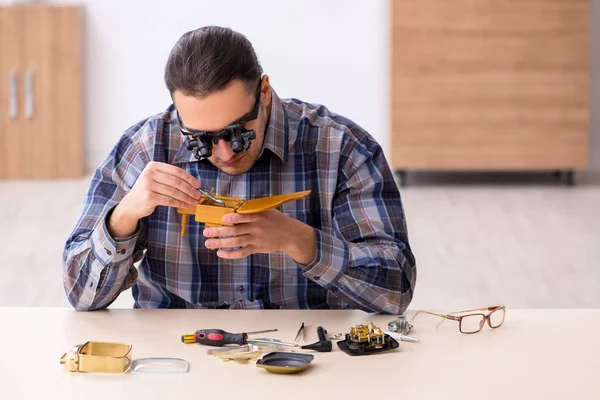 Junger Uhrmacher arbeitet in der Werkstatt — Stockfoto