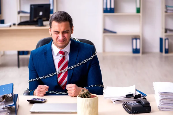 在办公室工作的有锁链的男性雇员 — 图库照片