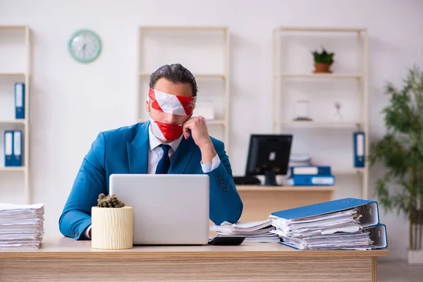 Boca e olhos fechados masculino empregado que trabalha no escritório — Fotografia de Stock