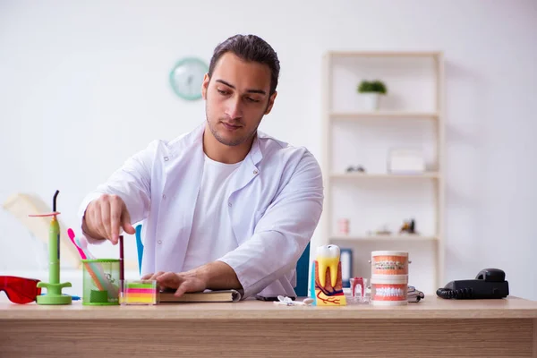 Joven dentista masculino que trabaja en la clínica — Foto de Stock