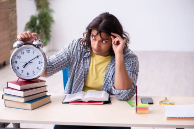 Genç erkek öğrenci sınavlara hazırlanıyor.