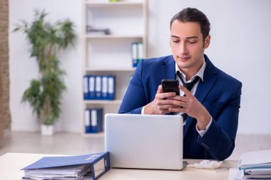 Hasta erkek çalışan işyerinde acı çekiyor.