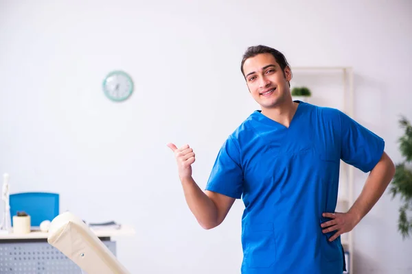 Jeune homme médecin travaillant à la clinique — Photo