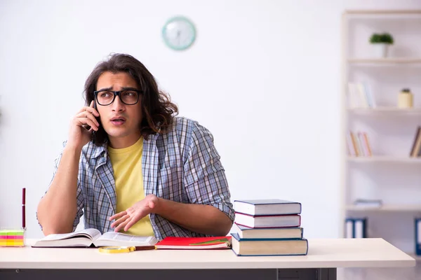 Jeune étudiant masculin se préparant aux examens — Photo