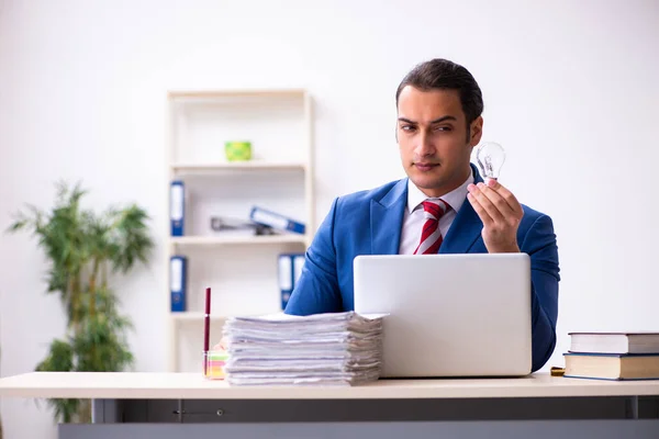 Jeune employé masculin travaillant au bureau — Photo