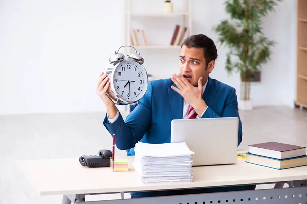 Jonge mannelijke werknemer werkzaam in het kantoor — Stockfoto