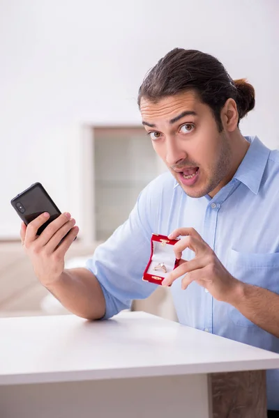 Jovem homem feliz com smartphone fazendo proposta de casamento — Fotografia de Stock