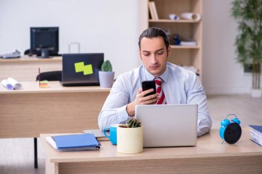 Zaman yönetimi konseptinde genç erkek çalışan