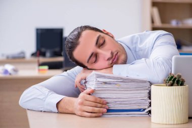 Zaman yönetimi konseptinde genç erkek çalışan
