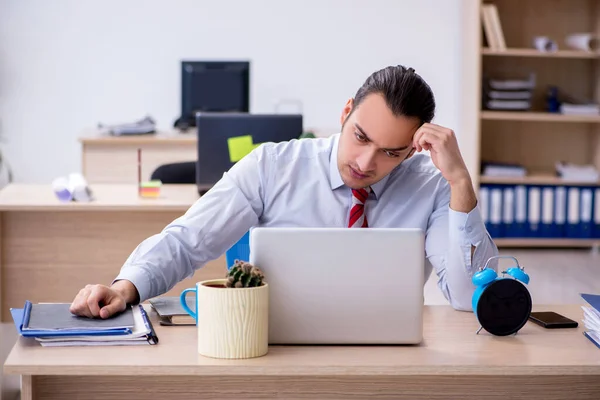 Ung manlig anställd i time management koncept — Stockfoto