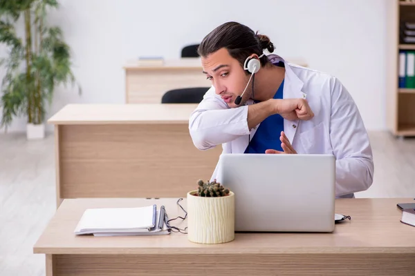 Joven doctor en concepto de telemedicina —  Fotos de Stock