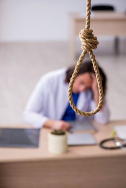 Genç erkek doktor hastanede intihar ediyor.