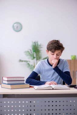 Öğrenci evde fizik okuyor.