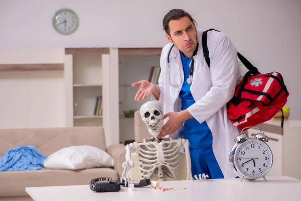 Jovem paramédico visitando paciente esqueleto — Fotografia de Stock