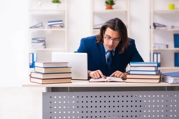 Jovem empresário estudante estudando no local de trabalho — Fotografia de Stock