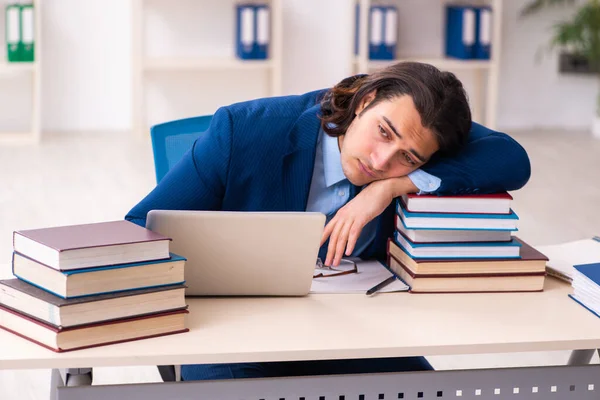 Young businessman student studying at workplace — Stock Photo, Image