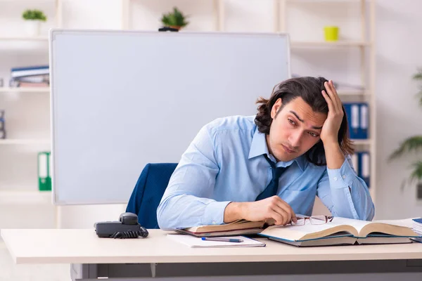 Jeune homme d'affaires étudiant sur le lieu de travail — Photo