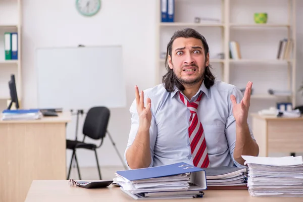 Junge männliche Mitarbeiter unzufrieden mit exzessiver Arbeit — Stockfoto