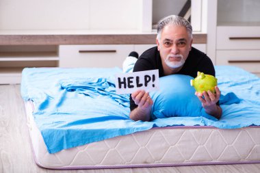 Emeklilik konseptinde mutsuz yaşlı bir adam.