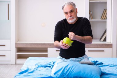 Emeklilik konseptinde mutsuz yaşlı bir adam.